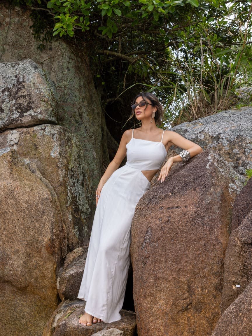 vestido-resort-recorte-viscose-linho-praia 02 Mulher usando vestido longo branco de viscose com linho e recorte na cintura na praia